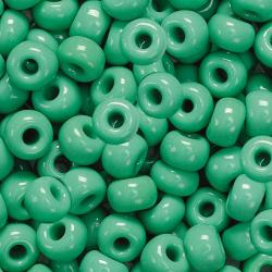 Grüne Perlen aus Kunststoff in verschiedenen Größen. Glänzende Oberfläche mit durchgehendem Loch.