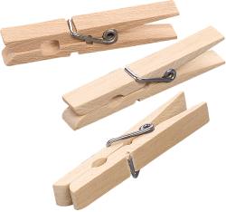 Packung mit zehn Holzklammern. Klammern aus Holz mit Metallfeder. Verpackung transparent, mit Aufhängeloch.