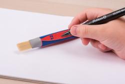 Set von fünf ergonomischen Schulpinseln in verschiedenen Farben. Pinselgrößen 6, 10, 12. Enthält ein kostenloses elastisches Band.
