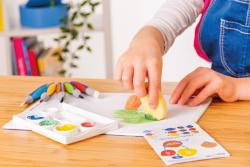 Kreativset mit verschiedenen Malutensilien. Enthält Buntstifte, Wasserfarben, Pinsel und Knete.