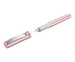 Füllfederhalter in Rosa mit silberner Kappe. Die Feder ist sichtbar und hat ein elegantes Design.