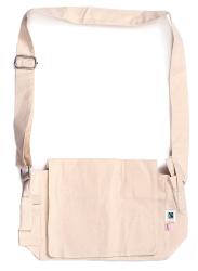 beige Umhängetasche aus Stoff. Langer, verstellbarer Schulterriemen. Eine große Klappe und seitliche Taschen.