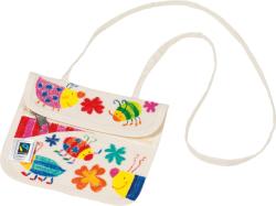 Tasche aus hellem Stoff mit bunten Insekten und Blumenmotiven. Sie hat einen langen Trageriemen und einen Reißverschluss.