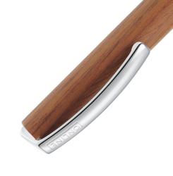 Kugelschreiber mit einem Holzgriff und silbernen Akzenten. Schlichtes Design, funktional.