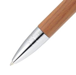 Kugelschreiber mit einem Holzgriff und silbernen Akzenten. Schlichtes Design, funktional.