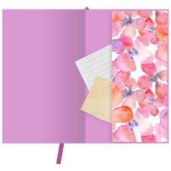 Lila Notizbuch mit floralem Innendesign. Enthält ein paar lose Blätter.