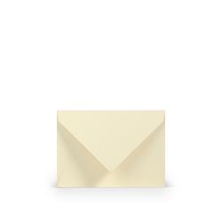 Beige Umschlag mit Klappe. Logo von Rössler in Schwarz. Größe C7, 81 x 114 mm. Geeignet für Laser- und Inkjet-Druck.