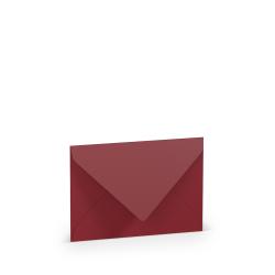 rotes Kuvert mit spitzem Verschluss. Einfaches Design, keine Aufdrucke oder Muster.