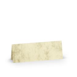 Beige Tischkarte mit marmorierter Oberfläche. Logo von Rössler oben und Platz für Namen.