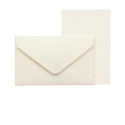 Weißer Umschlag mit passendem Briefpapier. Einfaches, elegantes Design.