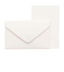 Weißer Umschlag mit passendem weißem Blatt Papier. Einfaches, elegantes Design.