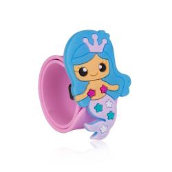 Geschenkset mit Badeprodukten für Kinder. Enthält Badebombe, Badesalz und einen bunten Slap Bracelet.