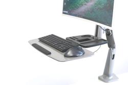 Monitorarm aus silbernem Metall mit einer Halterung für einen Bildschirm. Eine Ablagefläche ist ebenfalls vorhanden.