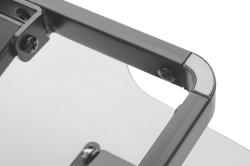 Höhenverstellbarer Tisch mit einer rechteckigen, weißen Tischplatte. Das Gestell ist aus schwarzem Metall.