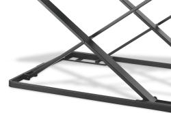 Höhenverstellbarer Tisch mit einer rechteckigen, weißen Tischplatte. Das Gestell ist aus schwarzem Metall.