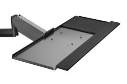 Schwenkbarer Monitorarm aus schwarzem Metall. Mit einer Ablagefläche für Geräte.