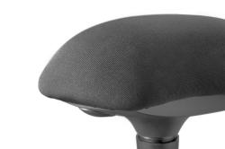 Schwarzer Steh-Hocker mit gepolsterter Sitzfläche. Der Sockel ist rund und stabil.