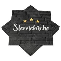 Schwarze Wand mit Backsteinmuster. Schriftzug 'Sterneküche' und drei goldene Sterne.