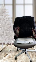 Graue Tasche mit vier Fächern. Sie hat einen schwarzen Tragegriff.