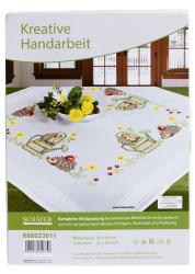 Tischdecke mit bunten Stickmotiven von Igeln und Blumen. Größe 80 x 80 cm, aus Polyester und Baumwolle.