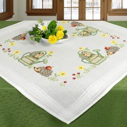Tischdecke mit bunten Stickmotiven von Igeln und Blumen. Größe 80 x 80 cm, aus Polyester und Baumwolle.