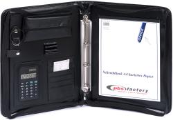 Schwarzer Ordner mit Reißverschluss. Enthält einen Taschenrechner und ein Schreibblock.
