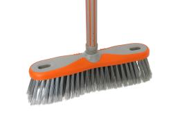 Besen mit grauen Borsten und orangefarbener Halterung. Der Griff ist lang und stabil.