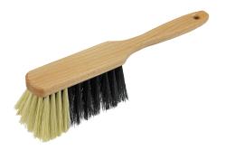 Bürste mit Holzgriff. Eine Seite hat weiche, helle Borsten, die andere Seite hat dunkle, feste Borsten.