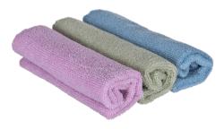 Verpackung mit drei Mikrofasertüchern. Farben: pink, grün, blau. 100% recyceltes Material. Umweltfreundliches Design.