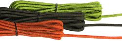 Paket mit zwei Paracord-Schnüren in orange und grün. Die Schnüre sind ordentlich zusammengebunden.