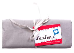Grau gefaltetes Stoffpaket mit einem weißen Band. An einem Etikett steht der Markenname BeaLena.