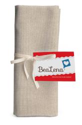 Beige Stoffrolle mit einer Schleife gebunden. Anhang mit dem Schriftzug BeaLena.