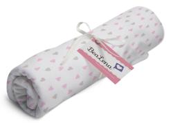 Rolle eines weißen Tuchs mit kleinen Herzen in rosa und beige. Mit einem Band zusammengebunden und einem Etikett.