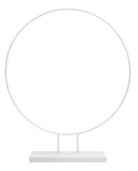 Kreisförmige Skulptur aus weißem Metall. Steht auf einer rechteckigen, grauen Betonbasis. Minimalistisches Design.