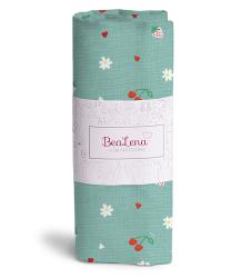 Grüner Stoff mit kleinen roten Erdbeeren und weißen Blumen. Verpackt mit einem weißen Etikett. Muster ist verspielt und bunt.