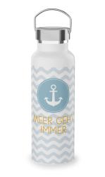 Wasserflasche mit einem blauen Wellenmuster. Auf der Flasche steht 'MEER GEHT IMMER' und ein Anker-Symbol.