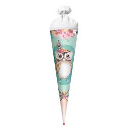 Schultüte in Form eines Kegels mit einem Eulenmotiv. Die Farben sind pastell und die Eule trägt eine Blumenkrone.