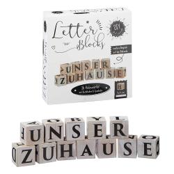 Holzwürfel mit Buchstaben und Symbolen. Verpackung zeigt den Schriftzug 'UNSER ZUHAUSE'. 16 Würfel, Größe 4x4 cm.