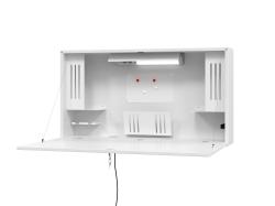Moderne Büroecke mit einem weißen Schreibtisch. Schwarzer Bürostuhl mit Armlehnen. Wandregal mit Bilderrahmen. Pflanze in schwarzem Topf. Heller Teppich auf Holzboden.