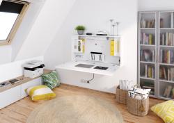 Moderne Büroecke mit einem weißen Schreibtisch. Schwarzer Bürostuhl mit Armlehnen. Wandregal mit Bilderrahmen. Pflanze in schwarzem Topf. Heller Teppich auf Holzboden.