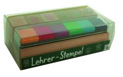 Holzblock mit sechs bunten Schwämmchen. Farben: orange, rot, lila, grün, blau. Oben fünf Stempel mit Smiley-Gesichtern und positiven Worten.