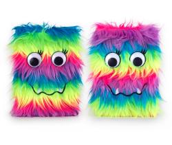 Zwei bunte, pelzige Monster mit großen Augen. Farben: Neonpink, Grün, Blau, Lila. Lächelnde Gesichter, eines mit Zähnen.