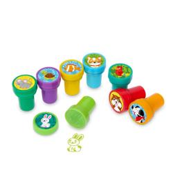 Acht bunte Stempel mit Tiermotiven. Farben: grün, lila, blau, orange, gelb. Motive: Maus, Schildkröte, Fisch, Katze, Hase, Hund, Waschbär, Krebs.