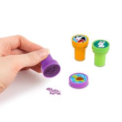 Acht bunte Stempel mit Tiermotiven. Farben: grün, lila, blau, orange, gelb. Motive: Maus, Schildkröte, Fisch, Katze, Hase, Hund, Waschbär, Krebs.