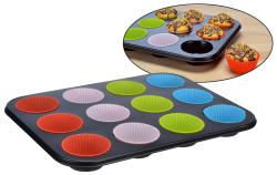 Muffinblech mit bunten Silikonförmchen. Förmchen in verschiedenen Farben, einige mit gebackenen Muffins.