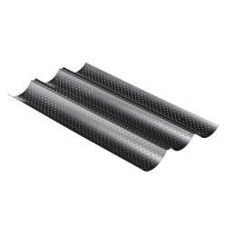 Drei schwarze Backbleche mit Löchern. Sie sind flach und haben eine gewölbte Form.