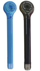 Zwei Pet Correction Stifte. Links: blauer Stift mit runder Spitze. Rechts: schwarzer Stift mit runder Spitze. Beide haben eine glatte Oberfläche.