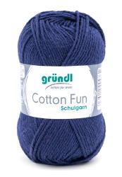 Dunkelblaues Garn in einem runden Knäuel. Beschriftung mit 'Cotton Fun' und Marke 'gründl'.