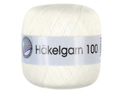 weißer Häkelgarn in runder Form. Etikett mit der Aufschrift 'Häkelgarn 100'. Glatte Oberfläche, leicht glänzend.