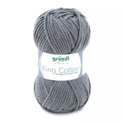 Grauem Garn in einem Knäuel. Weiche Struktur, geeignet für Strick- oder Häkelprojekte. Etikett mit Marke 'gründl' und Produktname 'King Cotton'.